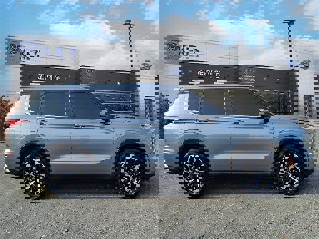 Used 2023 Mitsubishi Outlander SE image 2