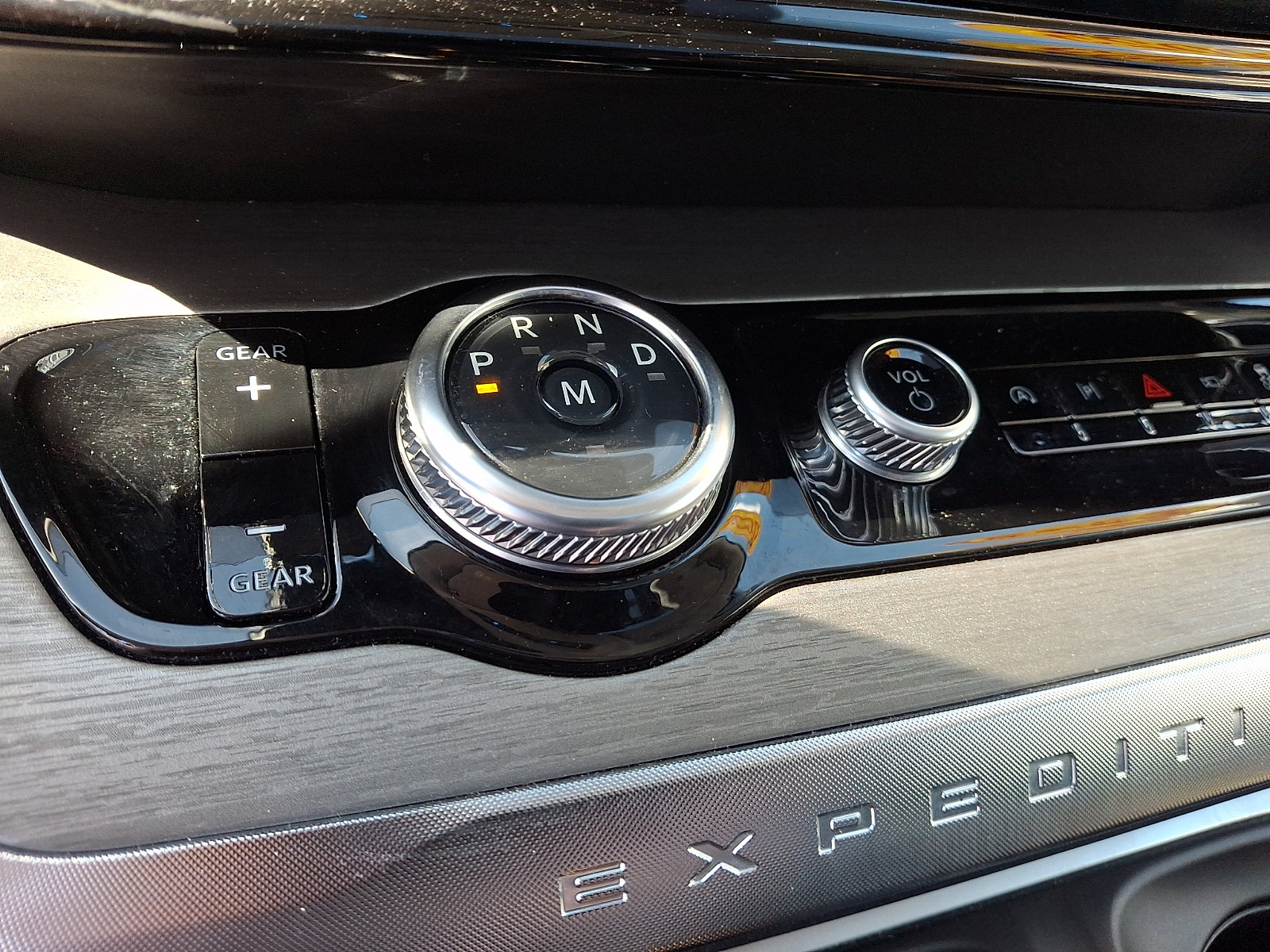 Certified 2025 Ford Expedition Platinum AWD/4WD image 17