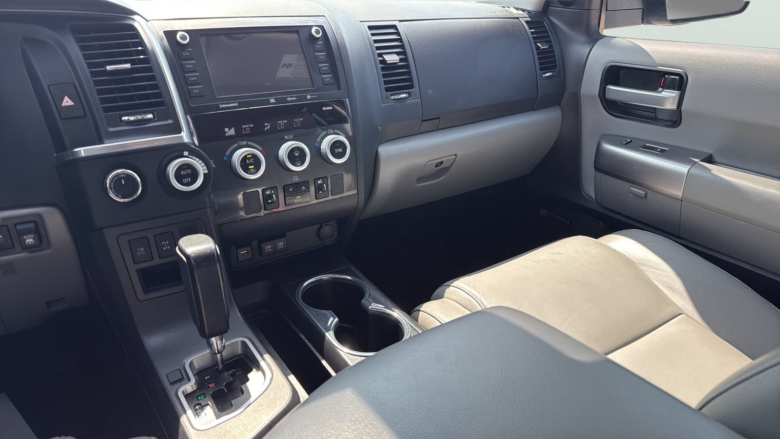 Used 2021 Toyota Sequoia Limited w/ Safety & Convenience Package AWD/4WD image 20