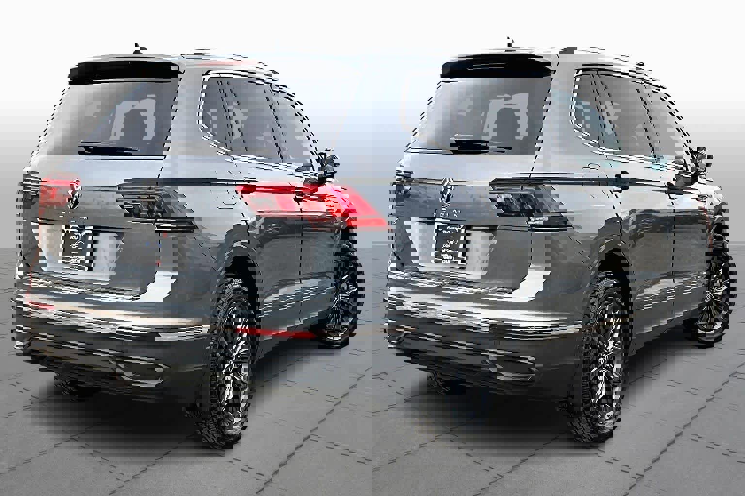 Used 2022 Volkswagen Tiguan SE image 3