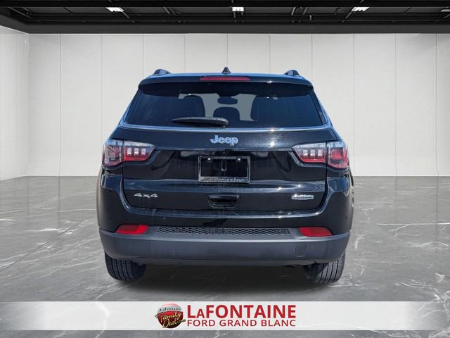 Used 2025 Jeep Compass Latitude w/ Sun & Sound Group AWD/4WD image 4