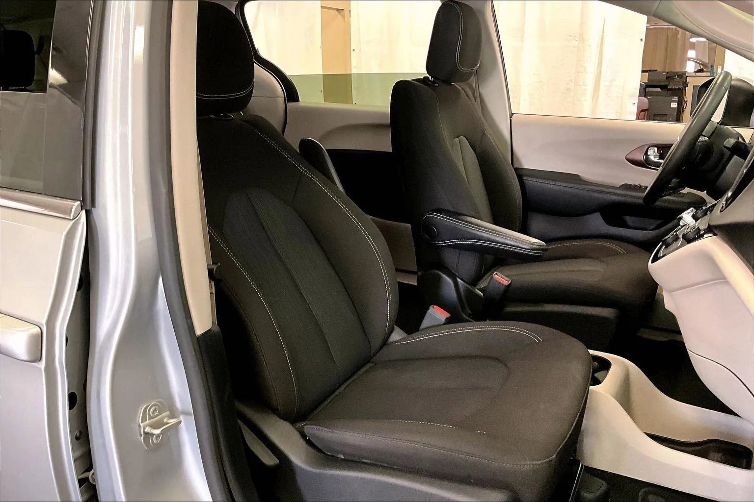 Used 2023 Chrysler Voyager LX image 7