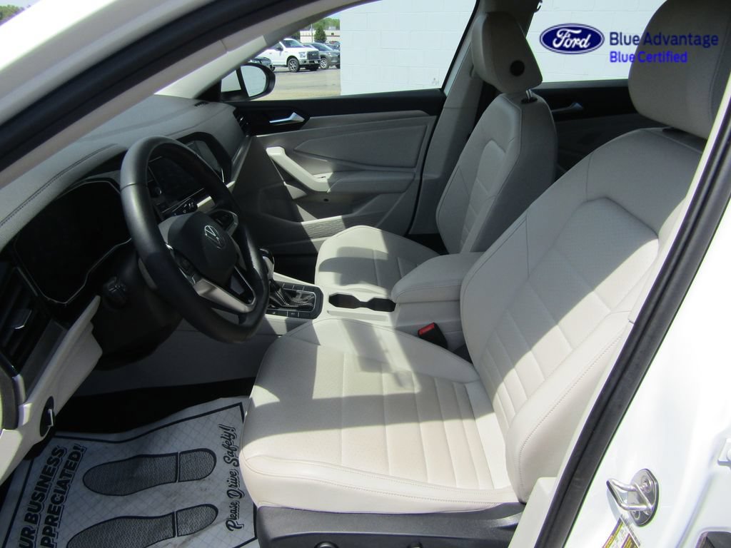 Used 2022 Volkswagen Jetta SE FWD image 3