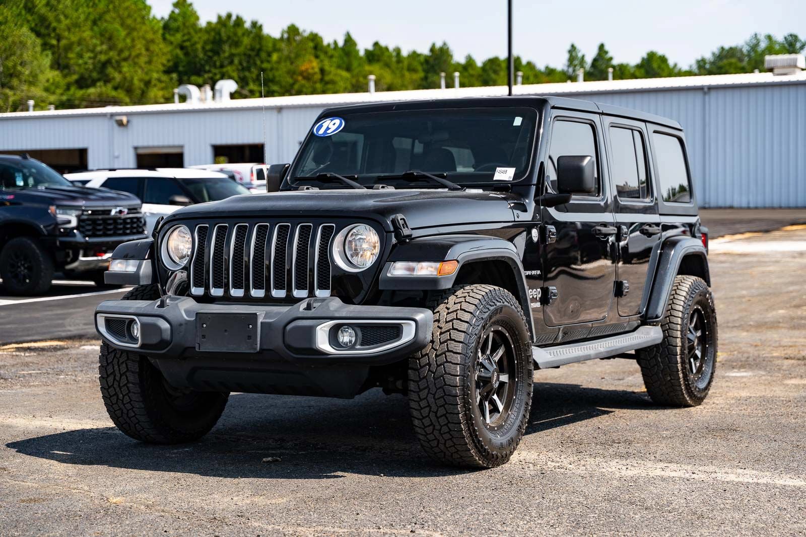 Used 2019 Jeep Wrangler Unlimited Sahara AWD/4WD image 3