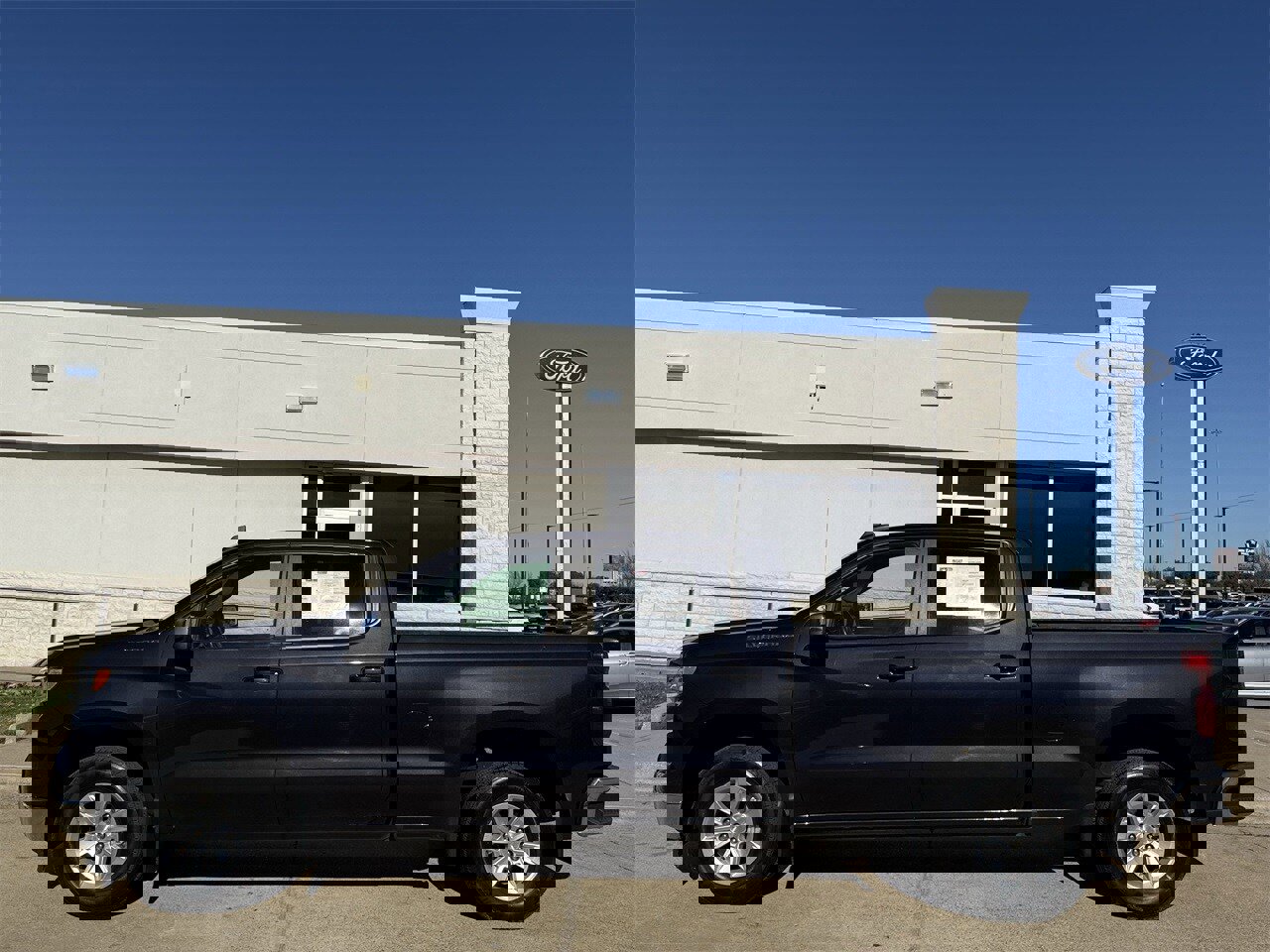 Used 2024 Chevrolet Silverado 1500 LT image 3