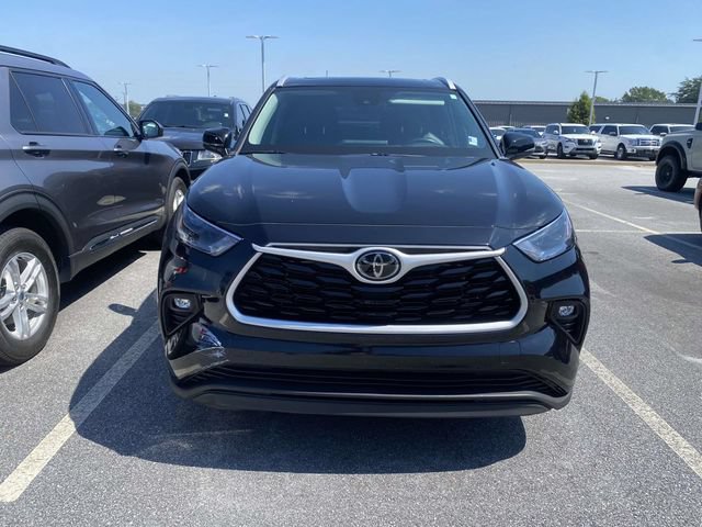 Used 2023 Toyota Highlander XLE FWD image 2