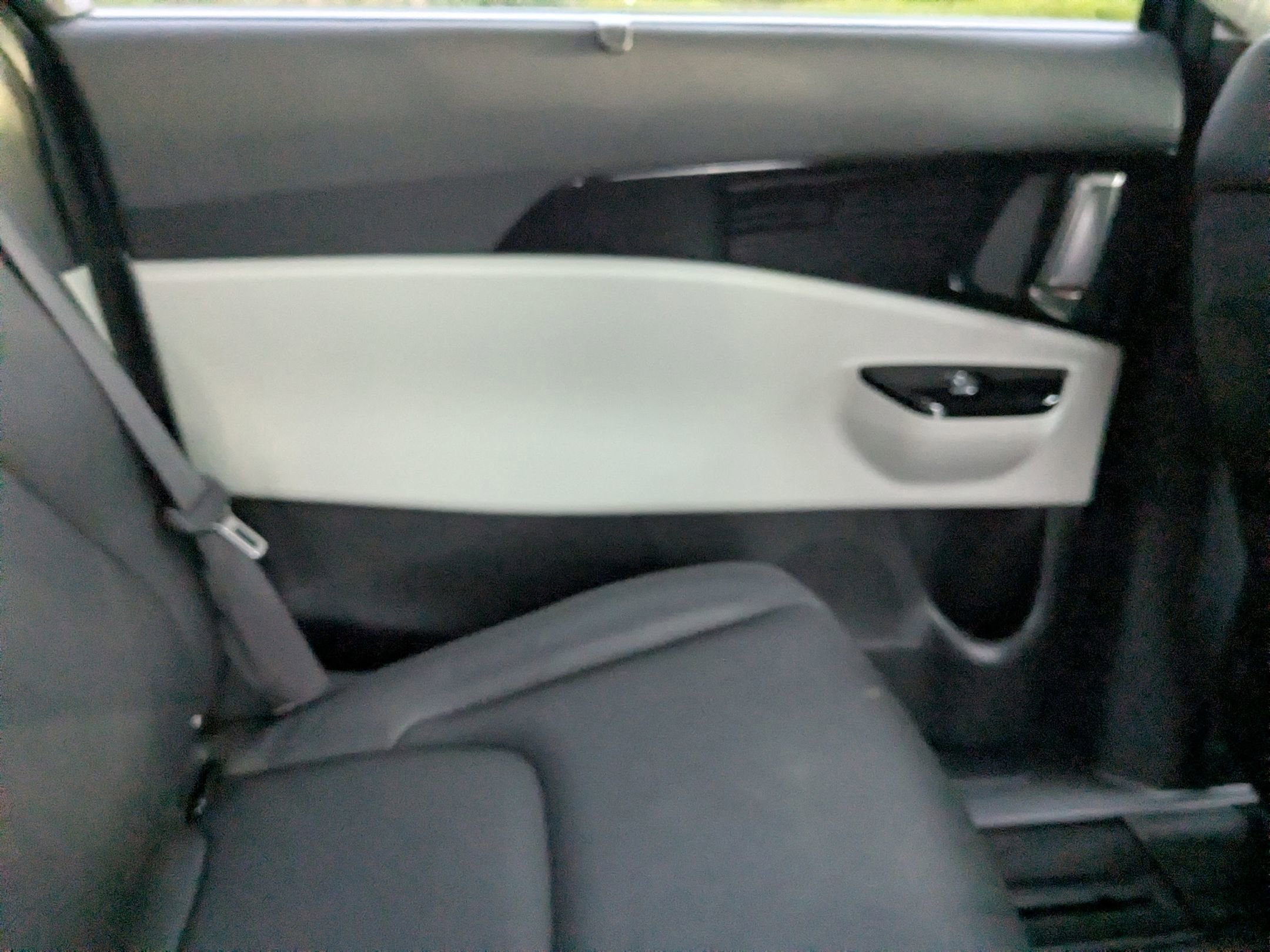 Used 2024 Kia Carnival EX image 40