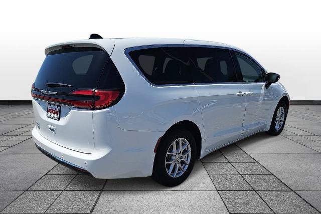 Used 2024 Chrysler Pacifica Touring-L FWD image 5