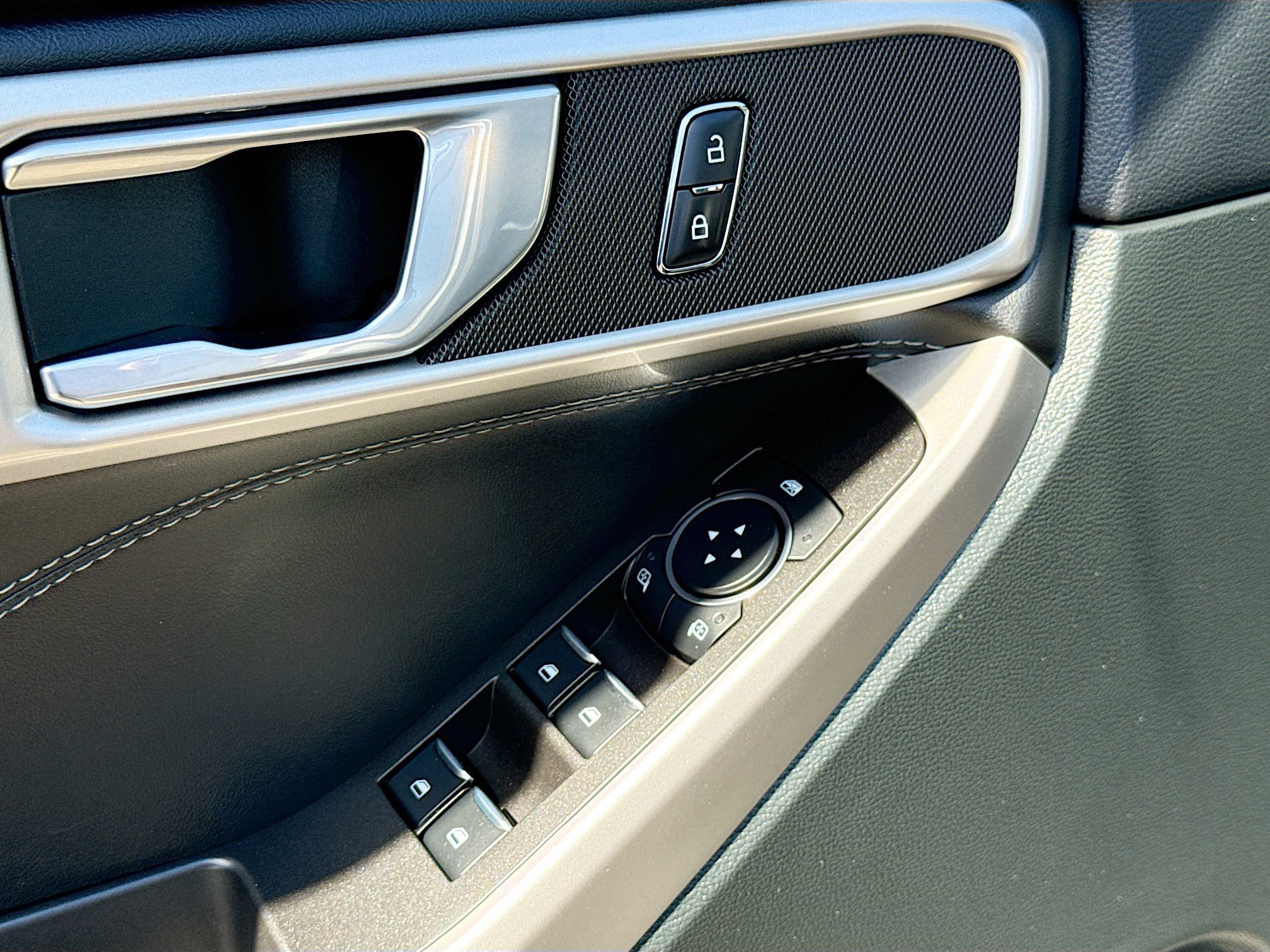 Certified 2024 Ford Explorer XLT w/ Class IV Trailer Tow Package image 11