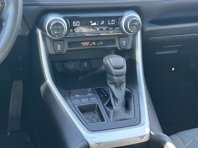 Used 2021 Toyota RAV4 XLE w/ Convenience Package FWD image 17