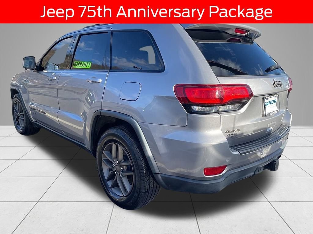 Used 2017 Jeep Grand Cherokee Laredo image 3