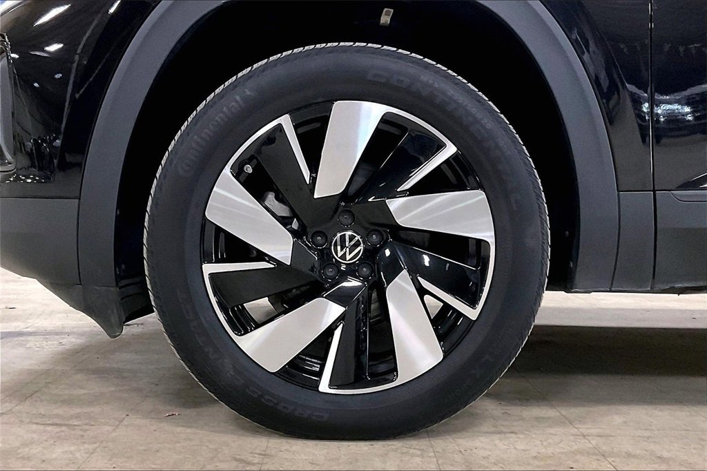 Used 2025 Volkswagen Atlas Cross Sport SE image 9