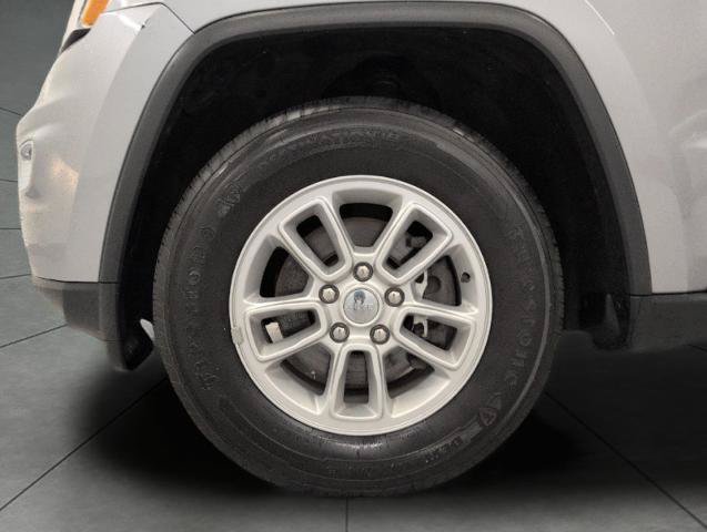Used 2020 Jeep Grand Cherokee Laredo AWD/4WD image 32