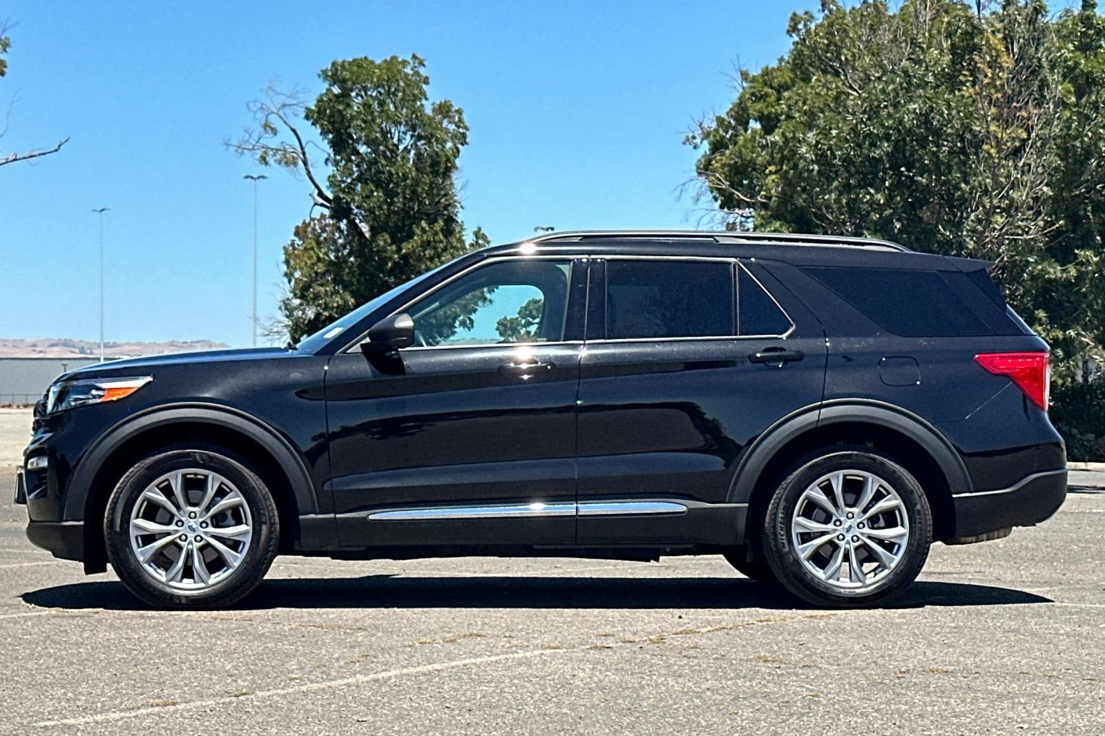Certified 2023 Ford Explorer XLT w/ Equipment Group 202A AWD/4WD image 7
