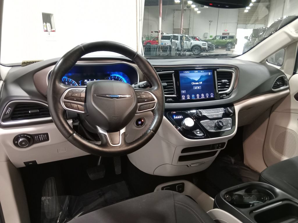 Used 2019 Chrysler Pacifica Touring Plus w/ Tire & Wheel Group FWD image 16