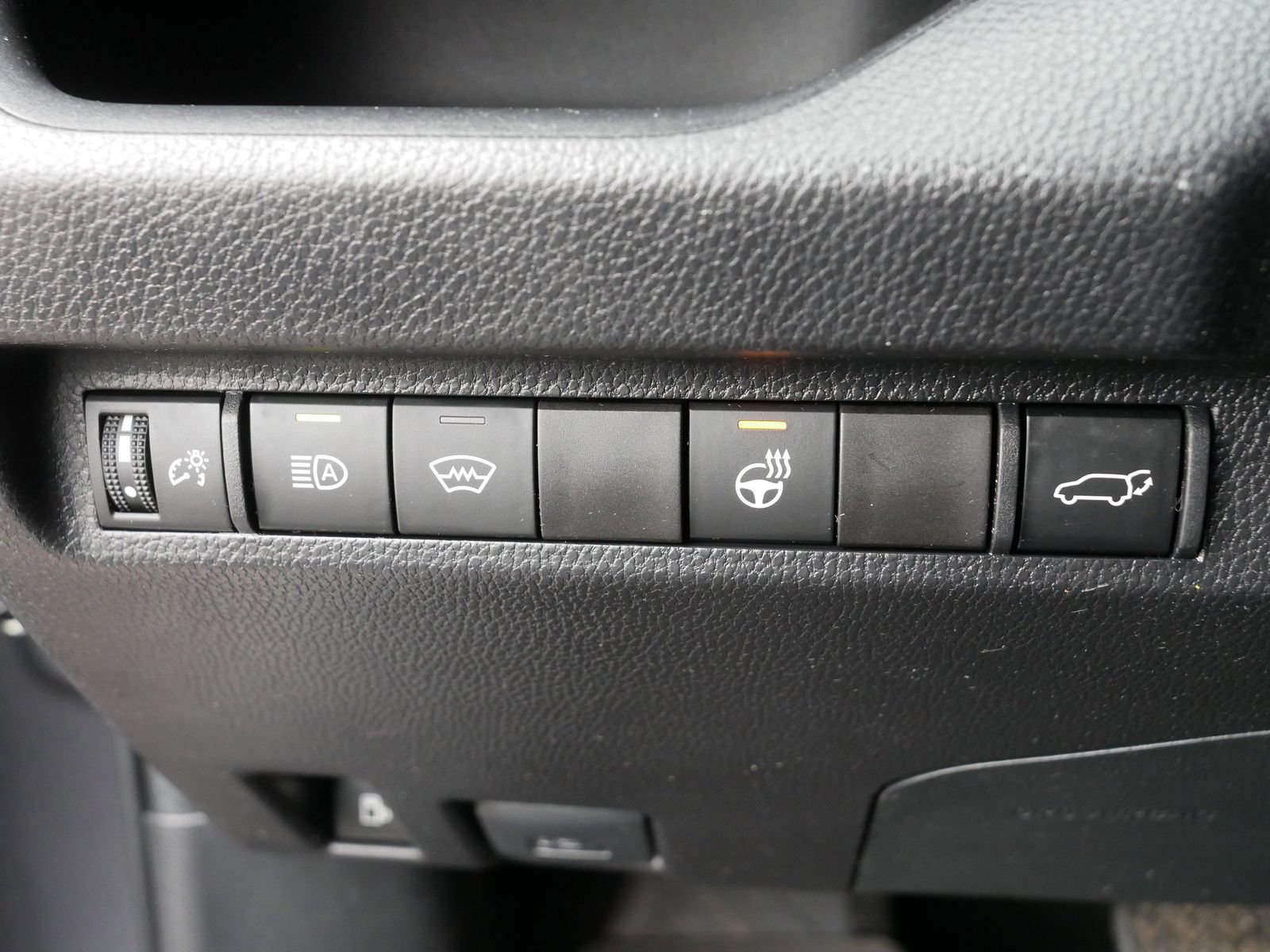 Used 2024 Toyota RAV4 SE w/ Convenience Package AWD/4WD image 17