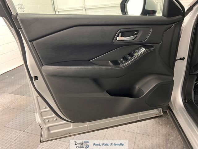 Used 2025 Nissan Rogue SV FWD image 24