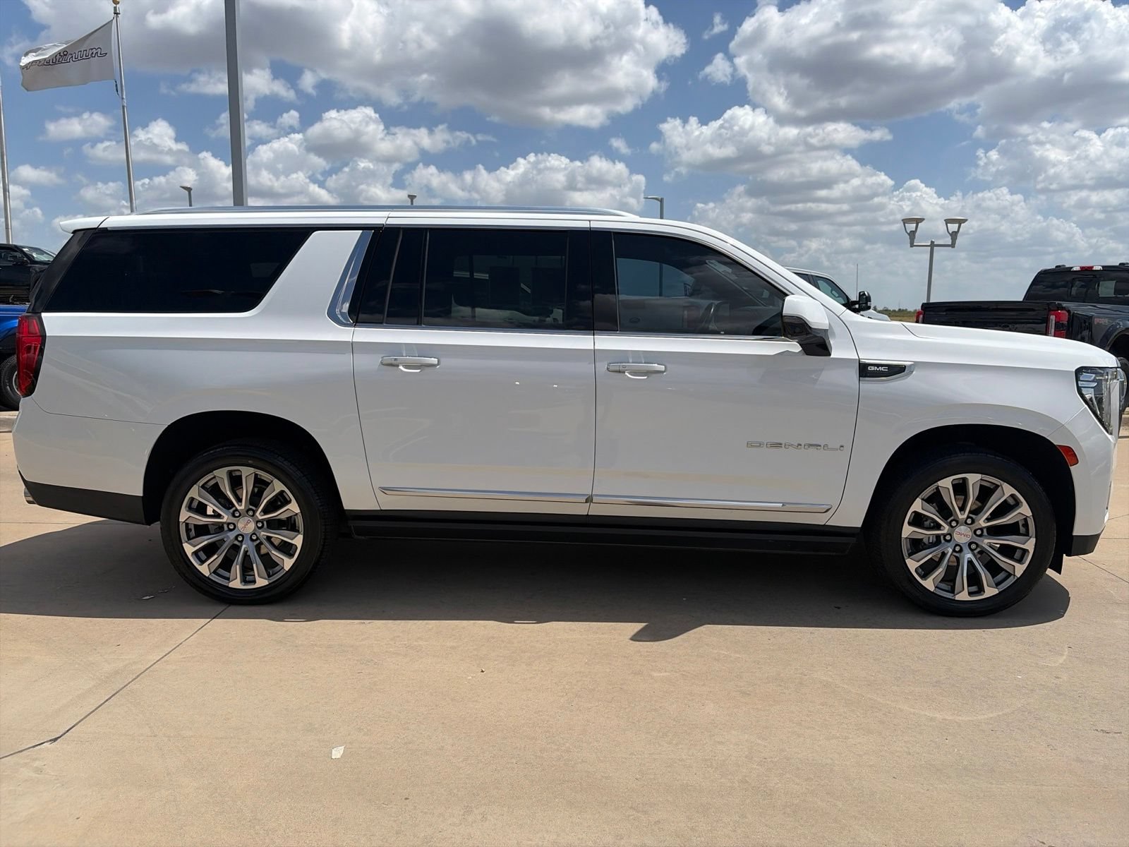 Used 2023 GMC Yukon XL Denali RWD image 6