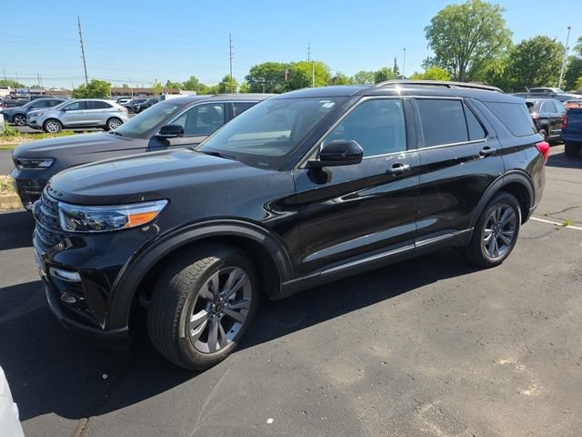 Certified 2023 Ford Explorer XLT w/ Equipment Group 202A AWD/4WD image 3