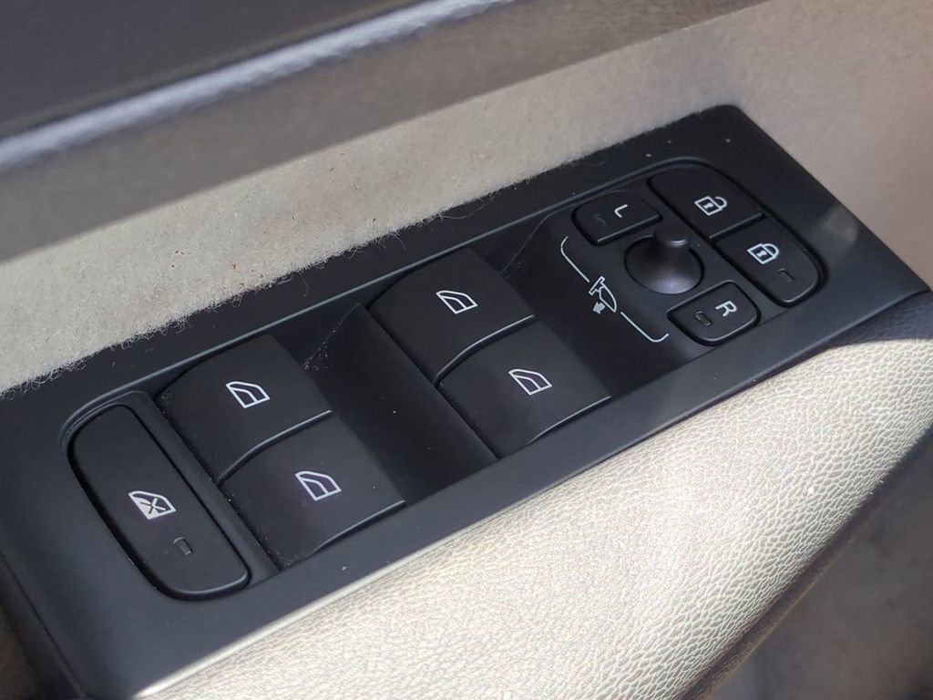 Used 2024 Volvo XC40 B5 Plus w/ Protection Package Premier image 25