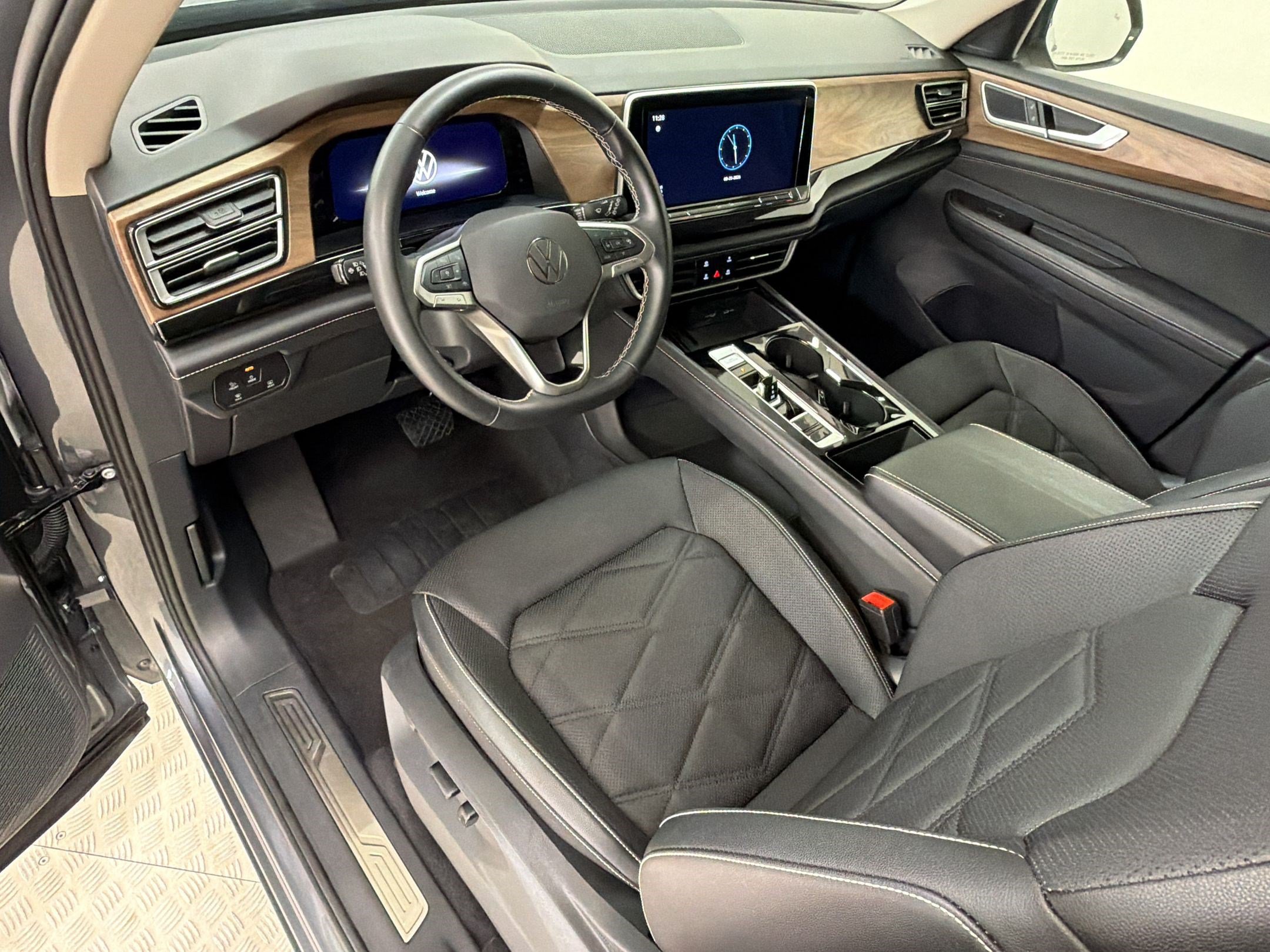 Used 2025 Volkswagen Atlas SE FWD image 4