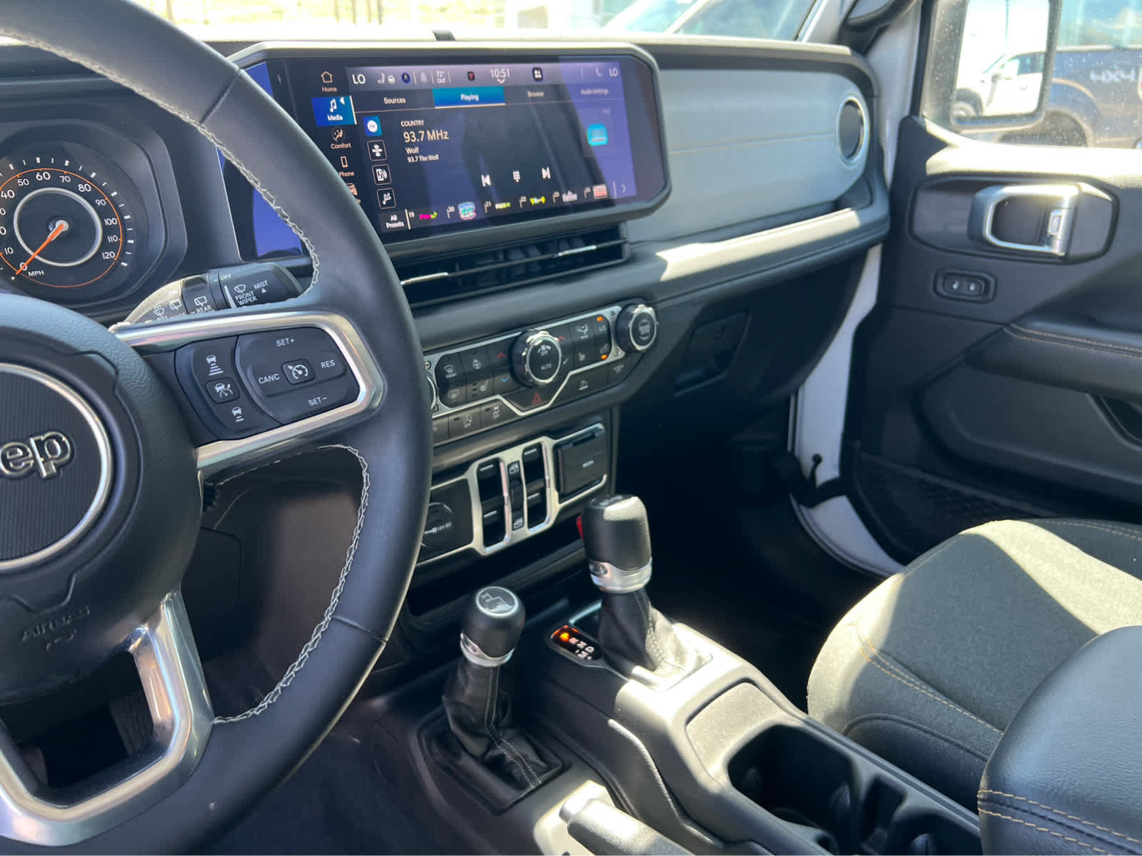 Used 2025 Jeep Wrangler Unlimited Sahara AWD/4WD image 35