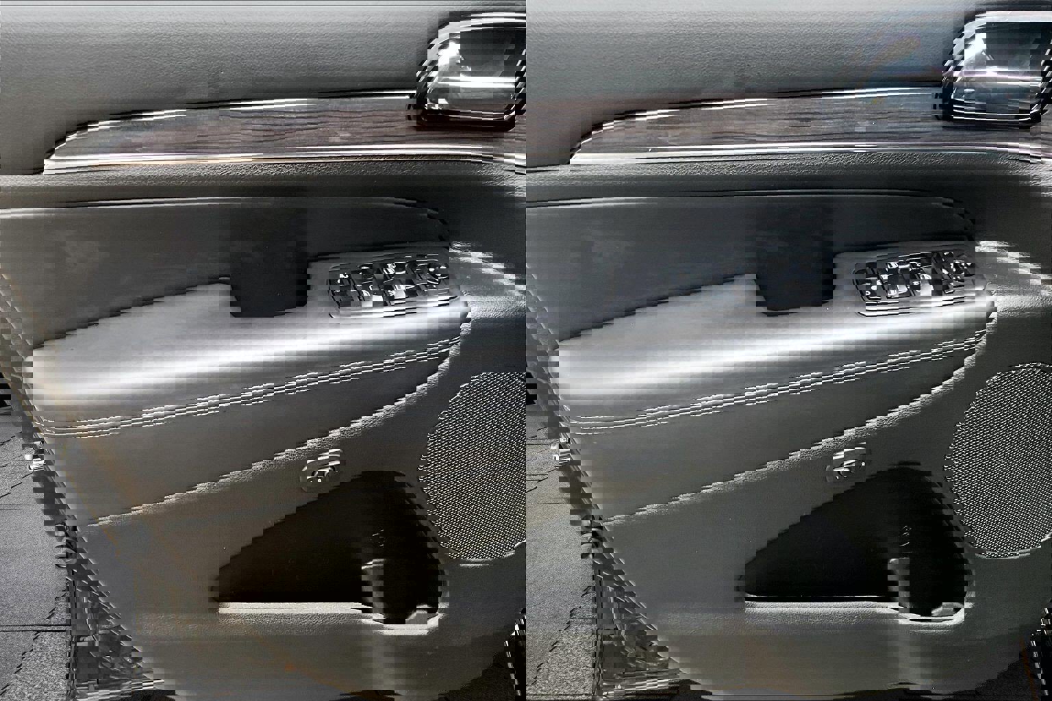 Used 2019 Jeep Grand Cherokee Overland image 18