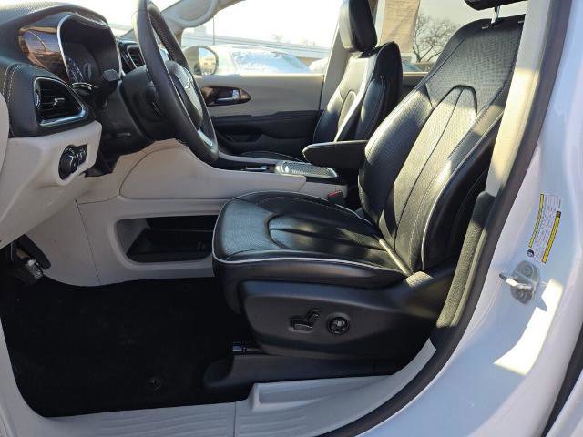Used 2024 Chrysler Pacifica Limited image 22