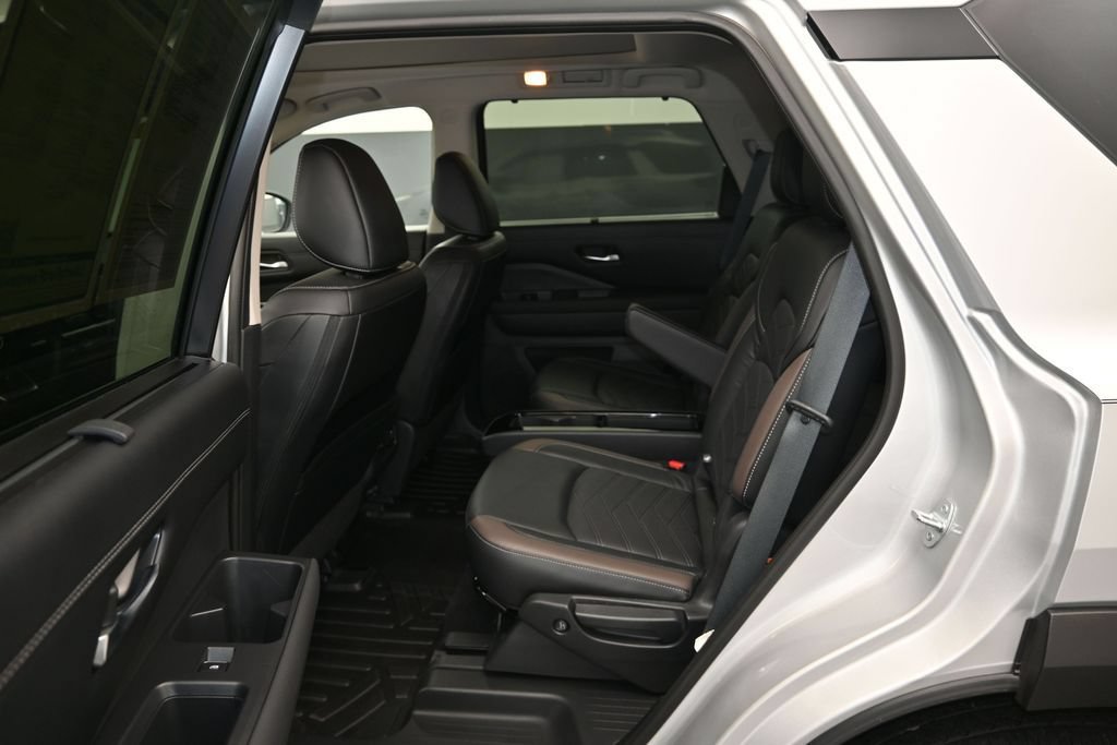 Used 2023 Nissan Pathfinder Platinum AWD/4WD image 17