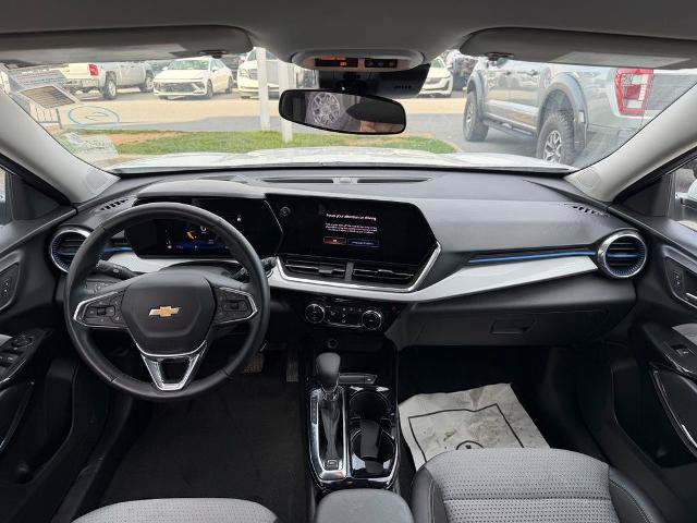 Used 2025 Chevrolet Trax LT w/ LT Convenience Package FWD image 14