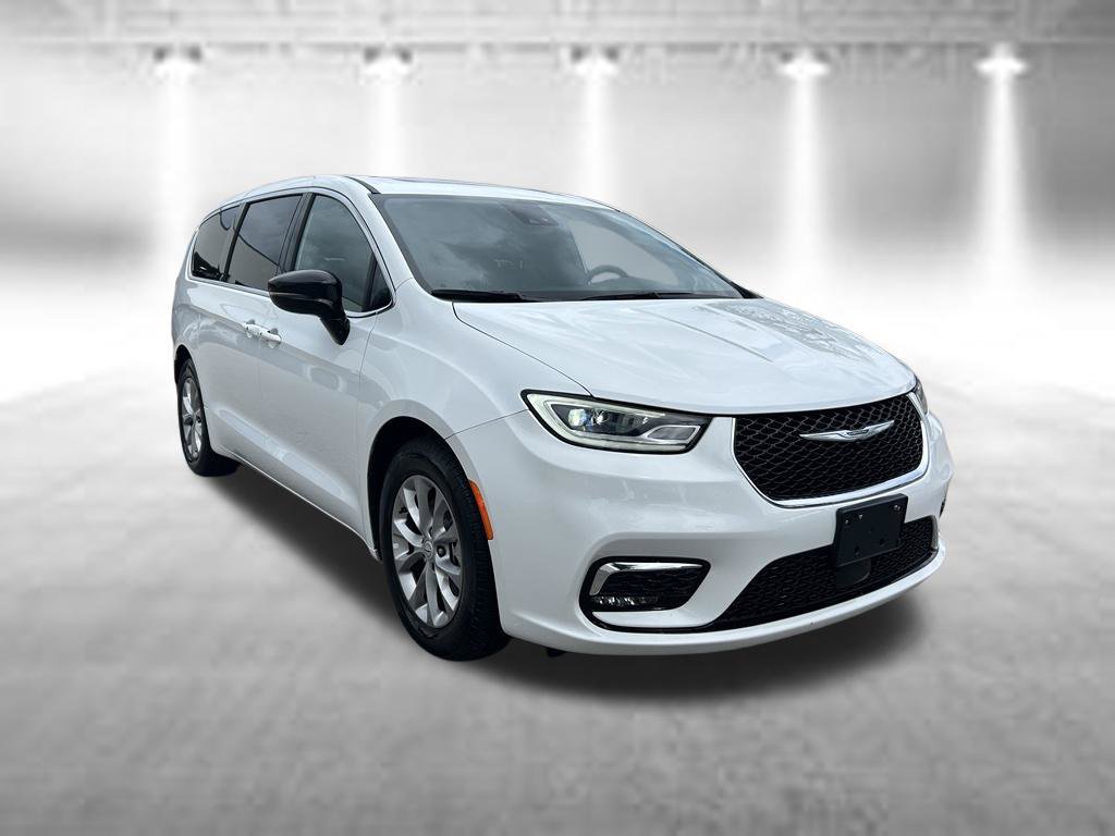 Used 2026 Chrysler Pacifica Limited FWD image 2