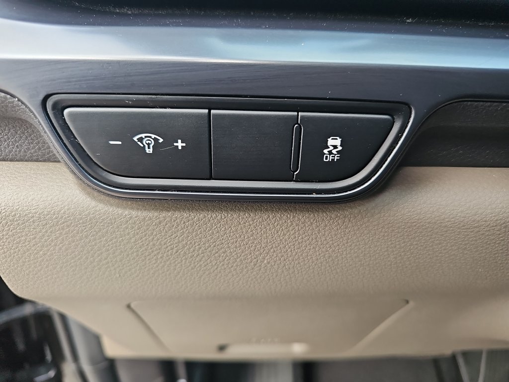 Used 2025 Kia Carnival FWD image 23
