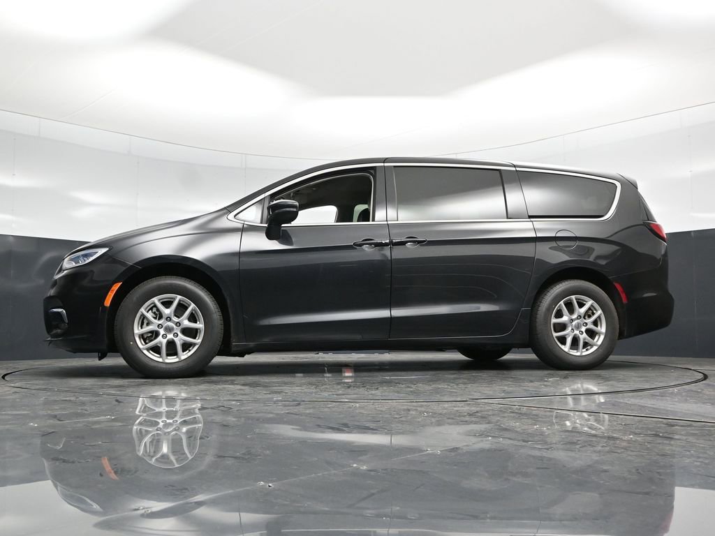 Used 2023 Chrysler Pacifica Touring-L FWD image 58