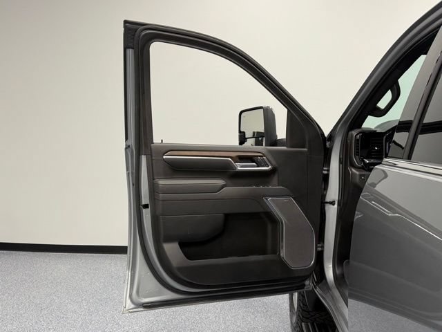 Used 2025 Chevrolet Silverado 2500 High Country w/ High Country Premium Package AWD/4WD image 14