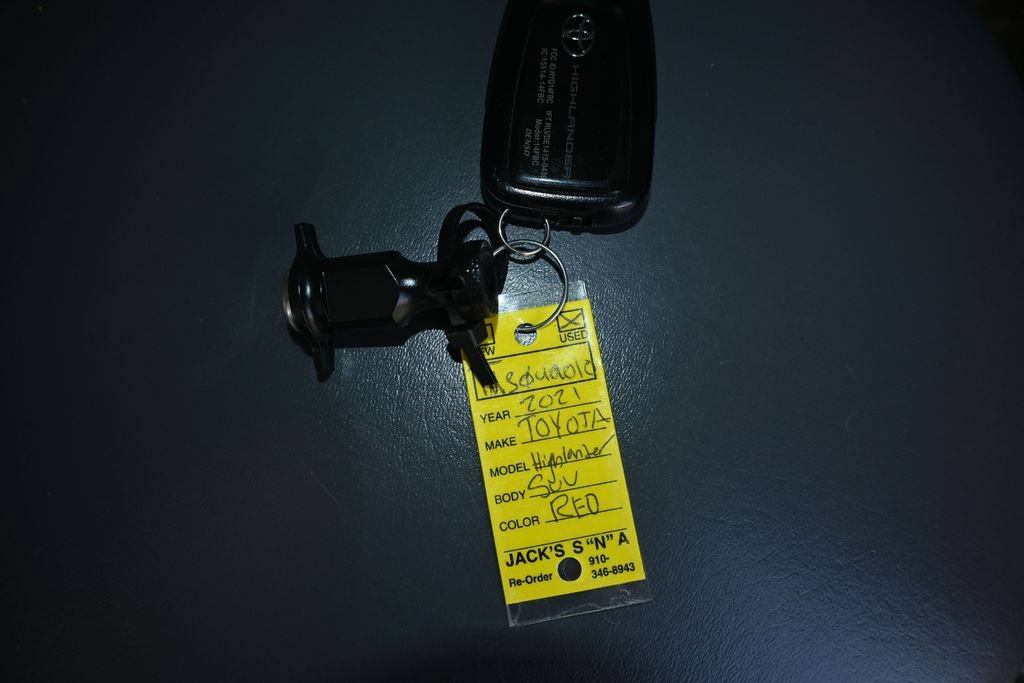Used 2021 Toyota Highlander XLE FWD image 30