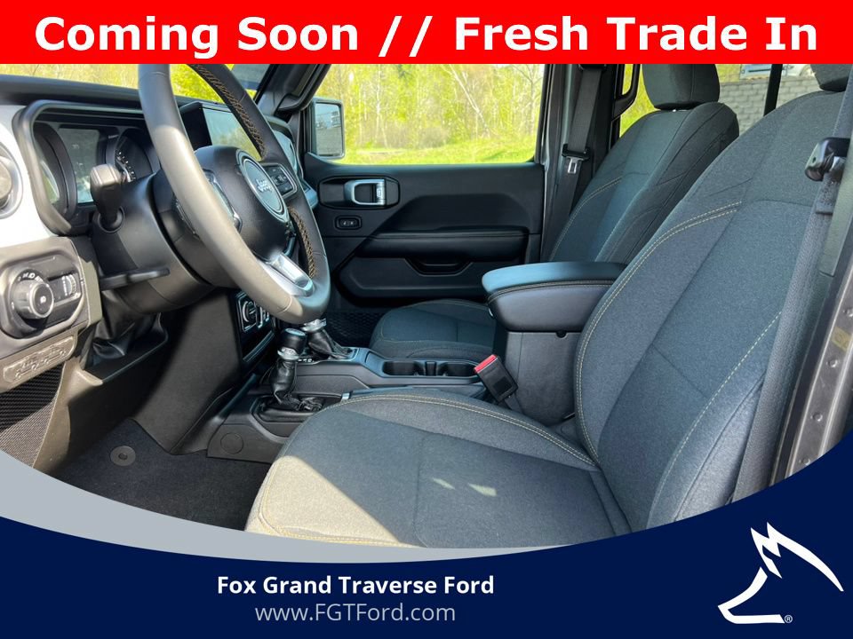 Used 2025 Jeep Wrangler Unlimited Sahara AWD/4WD image 3