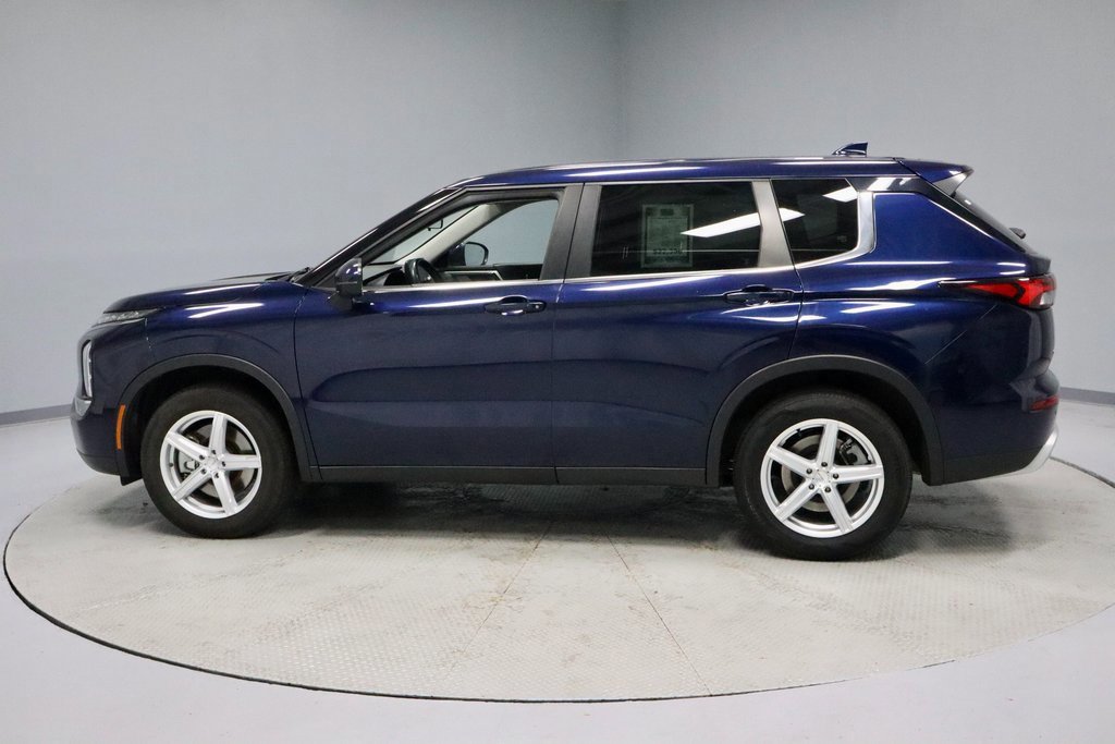 Used 2022 Mitsubishi Outlander SE image 2