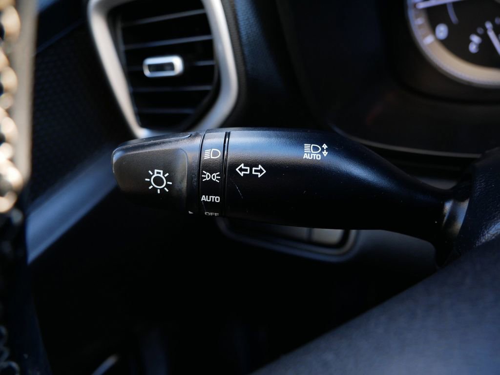 Used 2022 Hyundai Venue SEL image 25