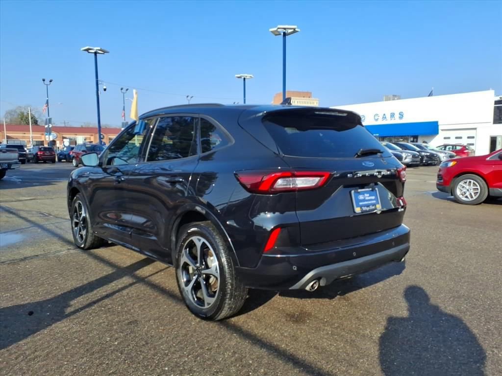 Certified 2024 Ford Escape ST-Line Select w/ Tech Pack #2 image 4