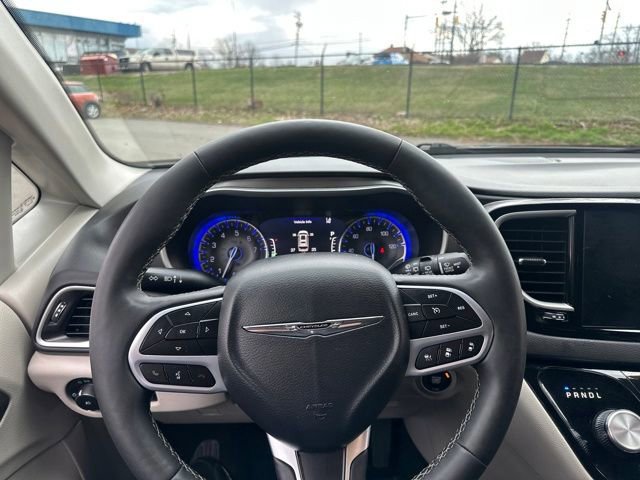 Used 2024 Chrysler Pacifica Touring-L image 33