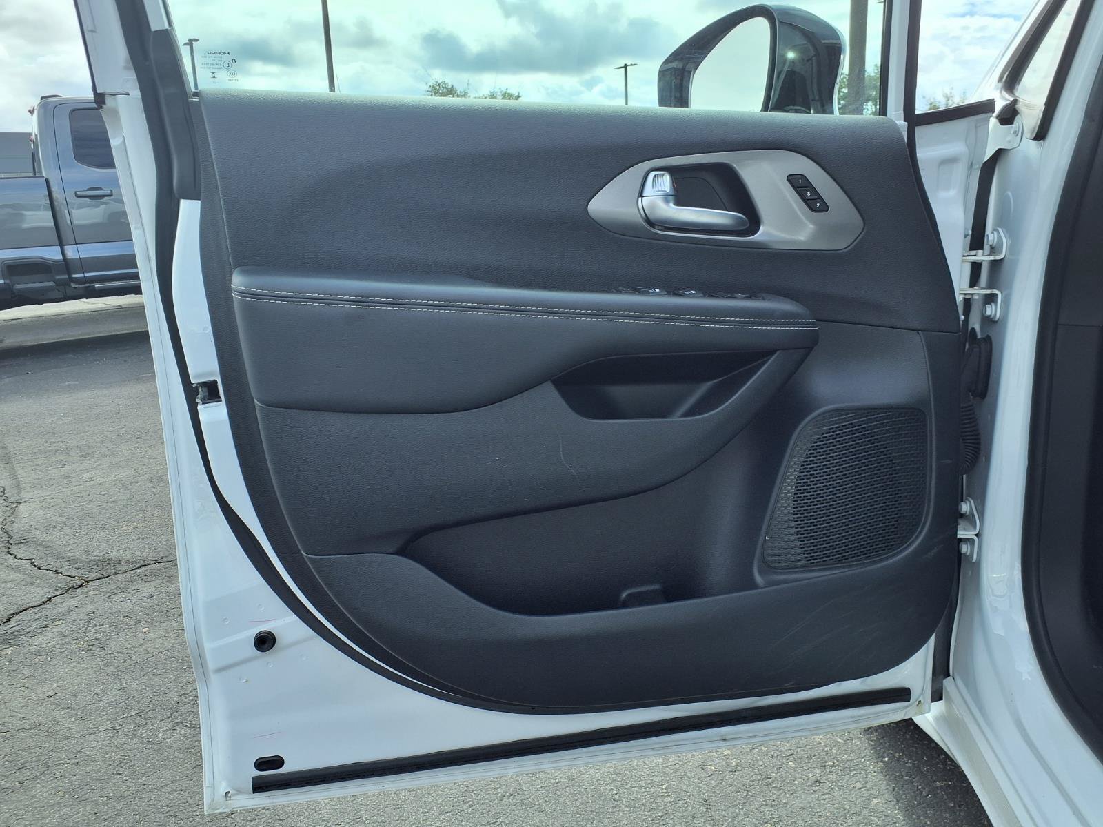 Used 2025 Chrysler Pacifica Select FWD image 22