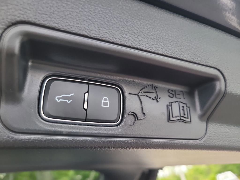 Certified 2022 Ford Explorer Limited w/ Equipment Group 301A image 8