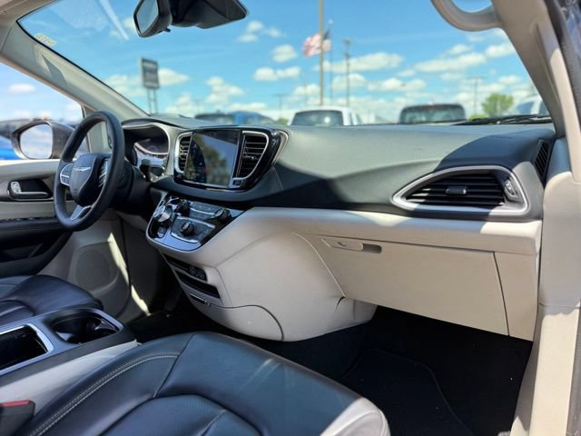 Used 2023 Chrysler Pacifica Touring-L FWD image 17