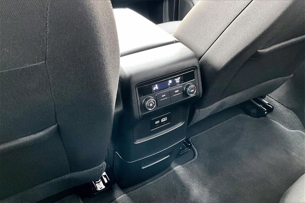 Used 2023 GMC Acadia SLE image 34