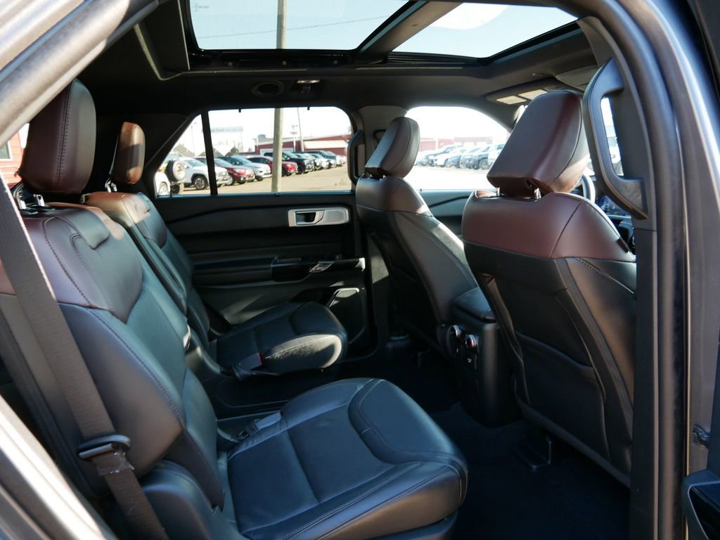Certified 2023 Ford Explorer Platinum w/ Technology Package AWD/4WD image 9