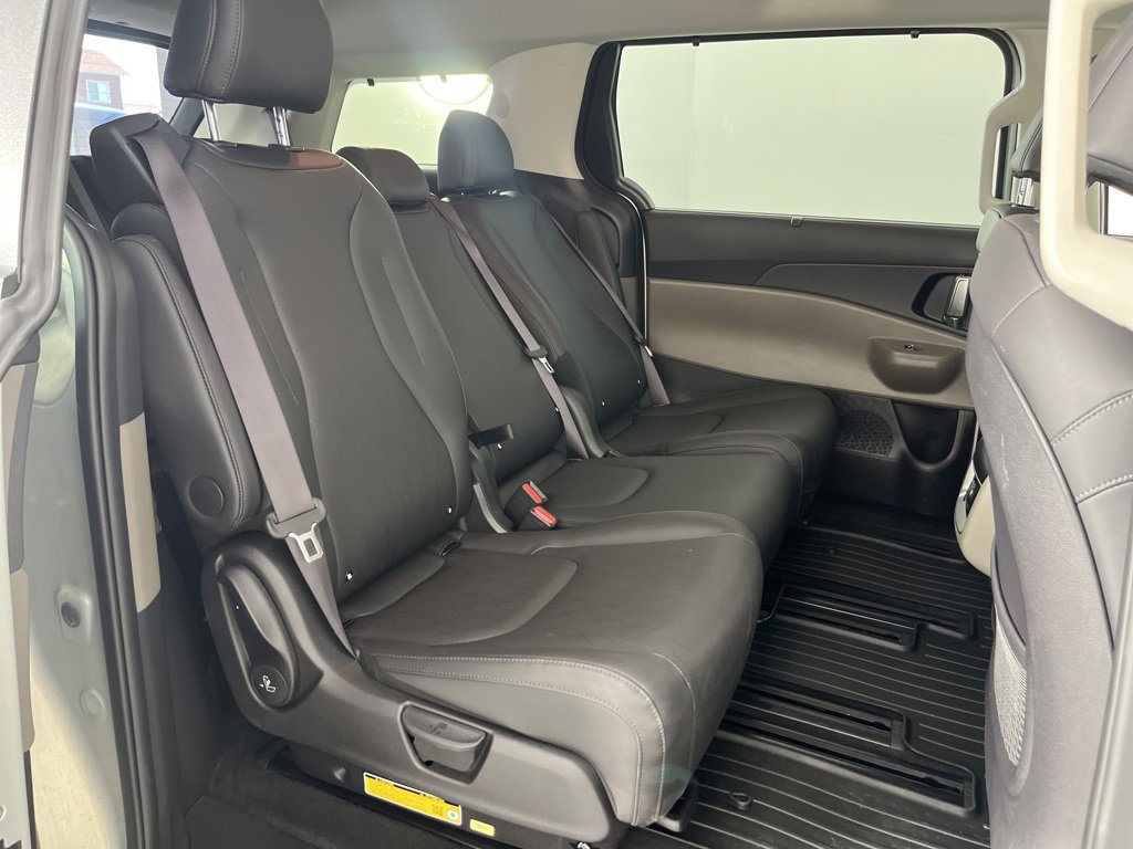 Used 2025 Kia Carnival EX image 26