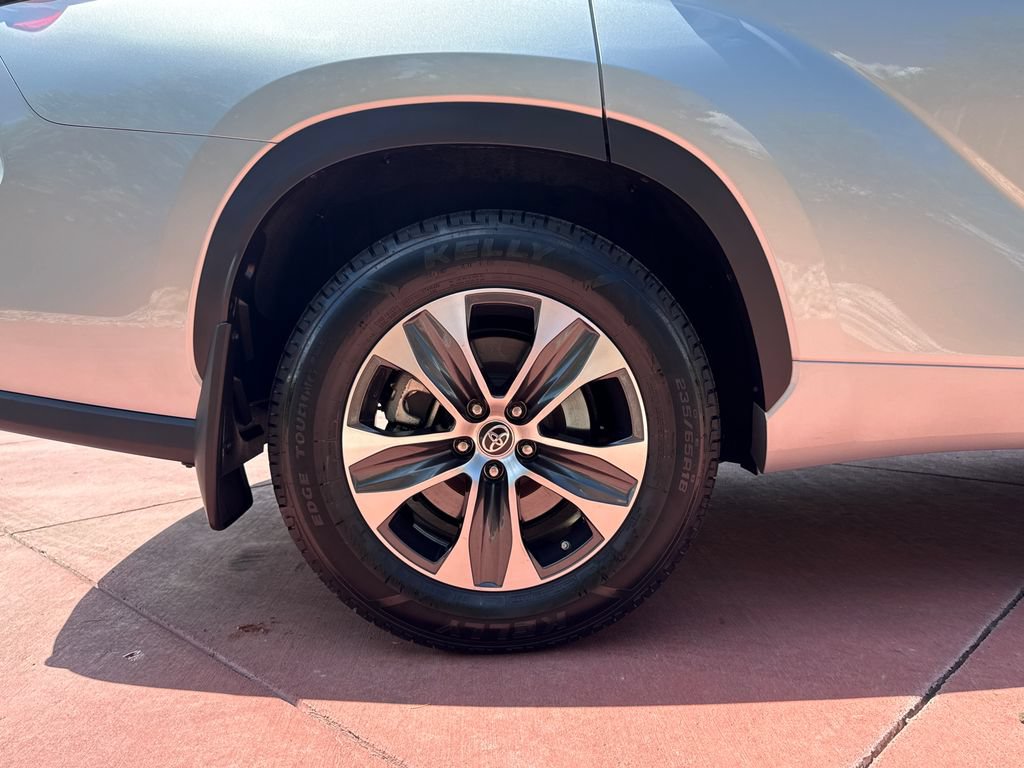 Used 2021 Toyota Highlander XLE AWD/4WD image 36