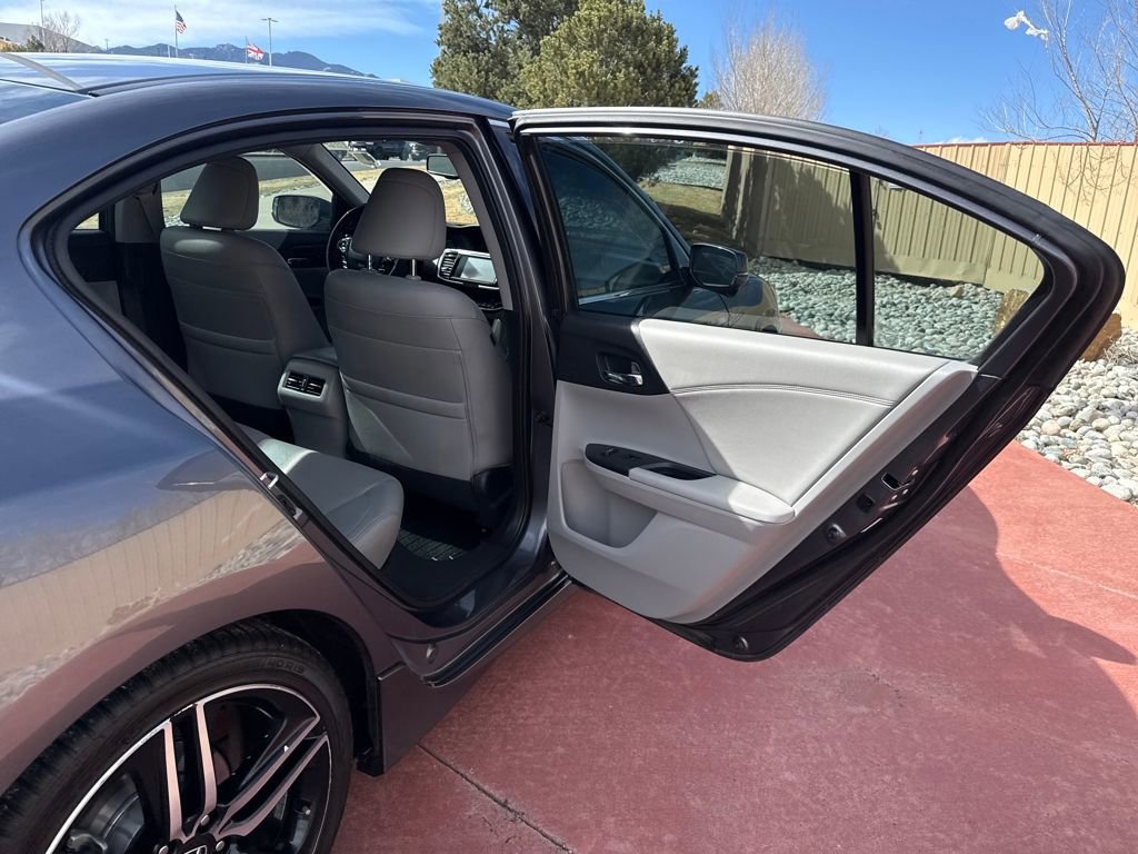Used 2017 Honda Accord Touring image 21