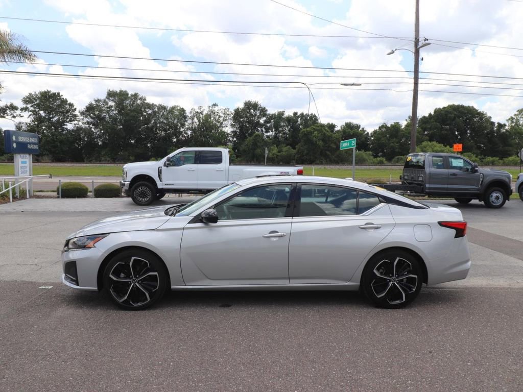 Used 2024 Nissan Altima 2.5 SR w/ SR Premium Package FWD image 5