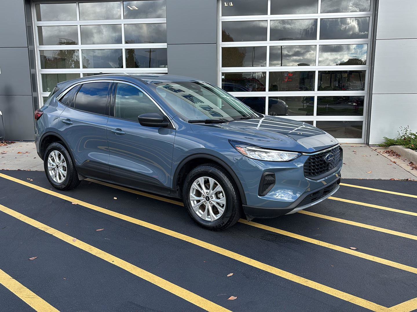 Certified 2023 Ford Escape Active AWD/4WD image 2